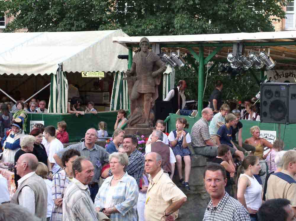 Mit dem Bändchen wird den Besuchern Einlass auf das Festgelände gewährt. 
