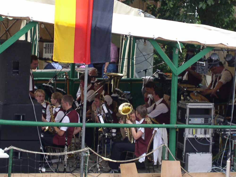 Schlitzer-Trachtenfest_Foto-by-ferienwohnung-schlitz.de_Das Trachtenfestbändchen ist das Ticket, die Eintrittskarte. Der Eintritt kostet 18 Euro im Vorverkauf; bei Festbetrieb 20,00 Euro. Tageskarten für Freitag, Samstag oder Sonntag kosten 10 Euro. 