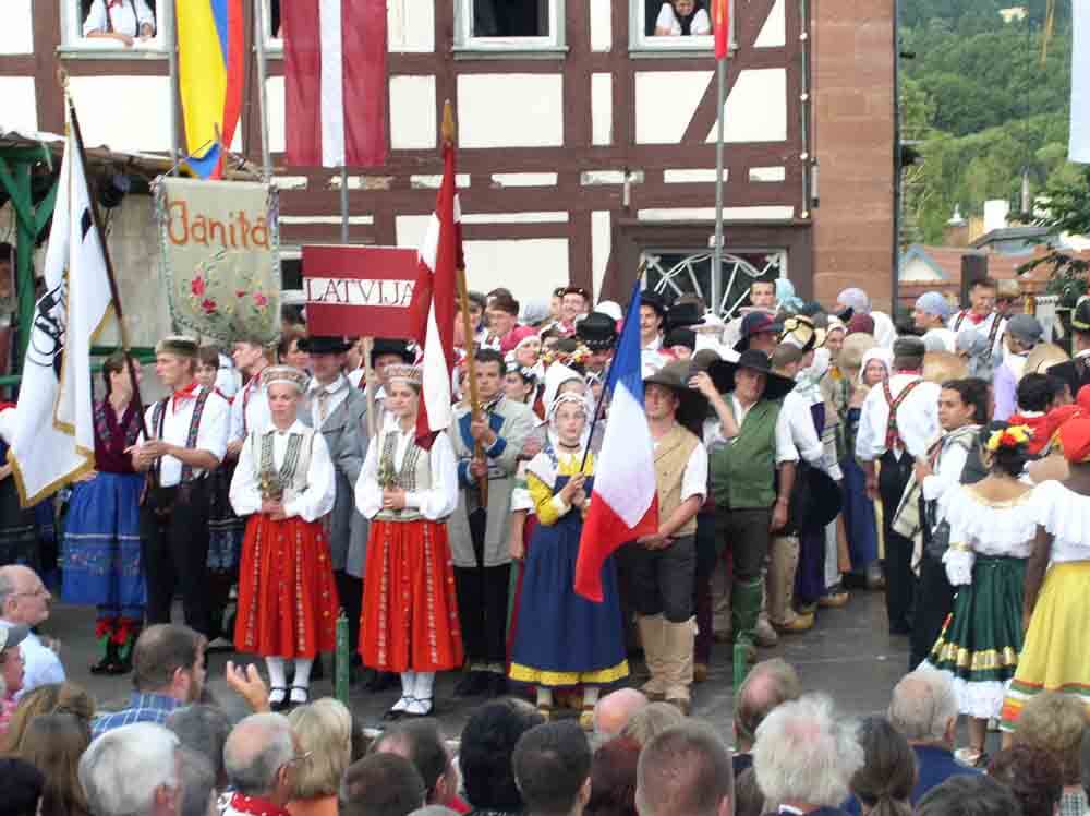 Schlitzer-Trachtenfest_Foto-by-ferienwohnung-schlitz.de_Hier findet jeder ein passendes Angebot: Musik, Tanz, der Festzug, Budenzauber und Vergnügungsunternehmen, Marktstände und Illumination an historischen Gemäuern.