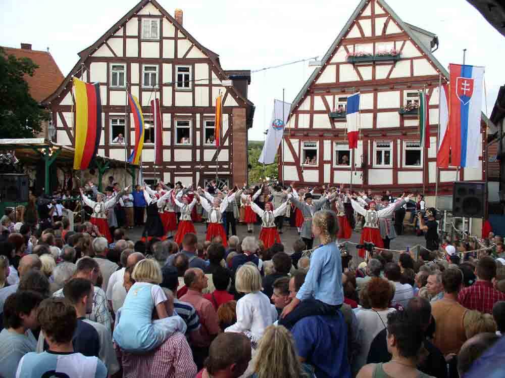 Schlitzer-Trachtenfest_Foto-by-ferienwohnung-schlitz.de_Vier Tage lang feiern die Schlitzerländer mit Freunden aus aller Welt. Der letzte Festtag (Trachtenfest-Montag) endet mit der 25. Stunde - dann ist das Fest vorbei.