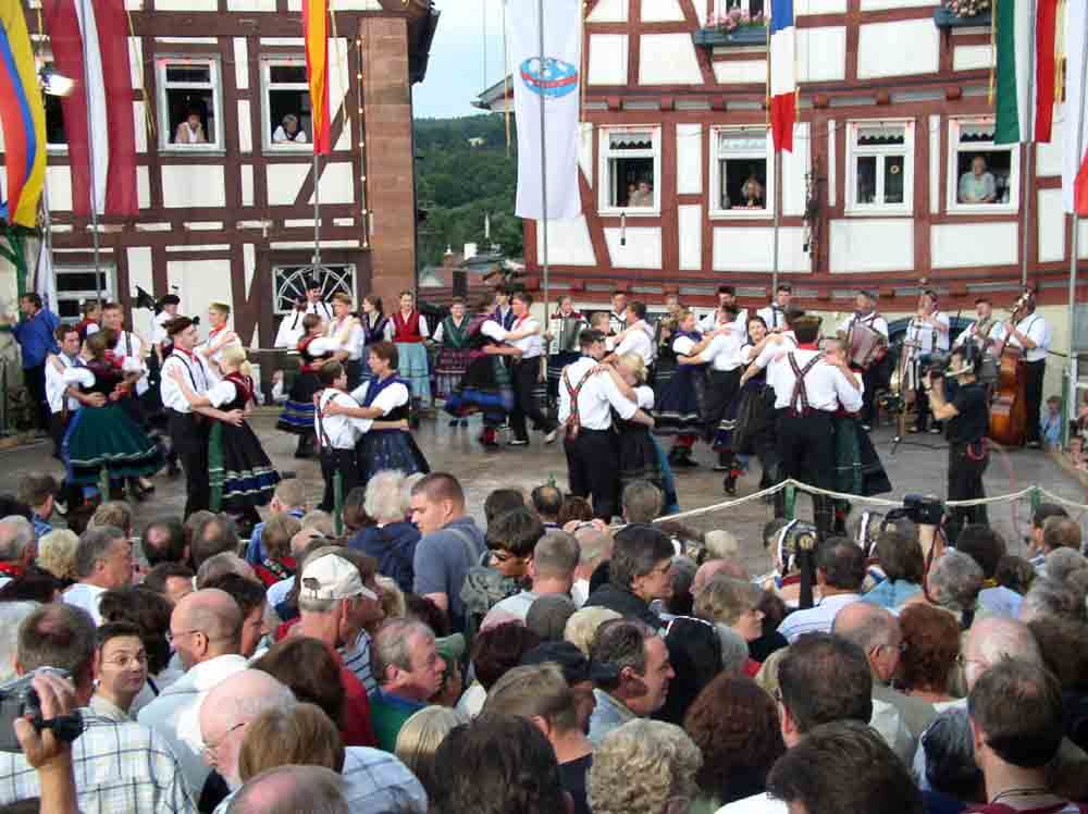 Von der Ferienwohnung oder Gästezimmer am Marktplatz hat man beste Sicht auf die Tänze und Darbietungen auf der Haupttribühne (Foto: ferienwohnung-schlitz.de)