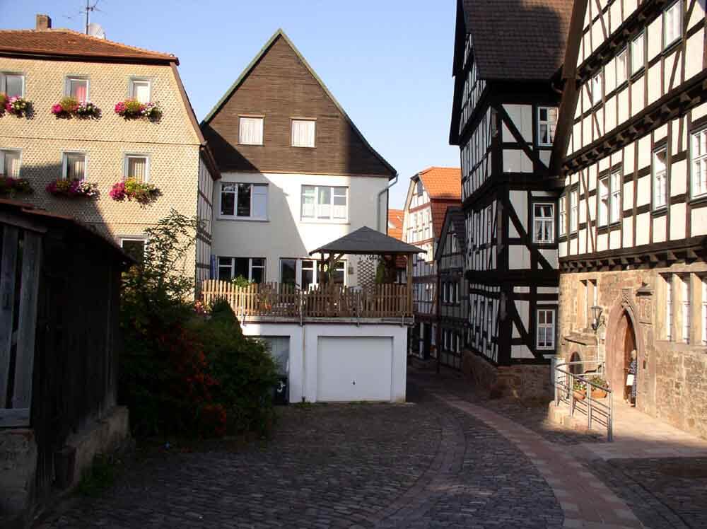 Blick auf unser Haus von der Hinterseite - hier sind unsere Parkplätze für Sie!