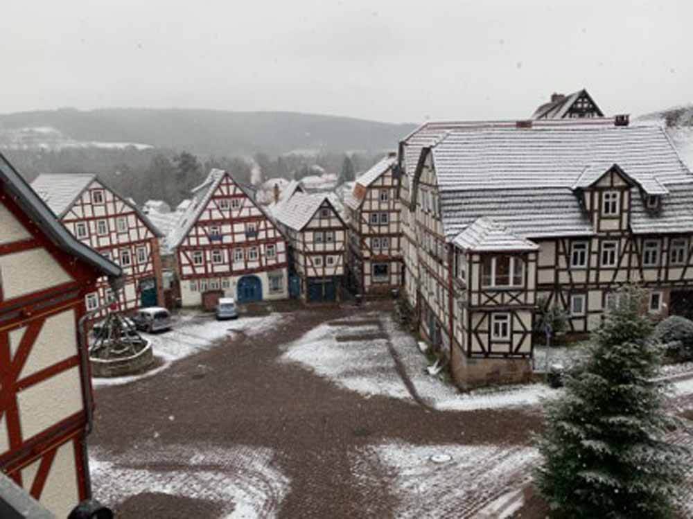 Blick auf den Marktplatz von der Webcam am Rathaus_Ferienwohnung Jungblut in Schlitz (Fachwerkhaus rechts Seite, hinten rechts)