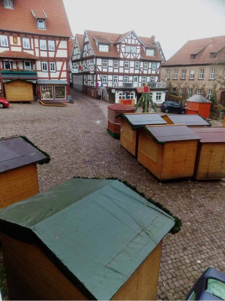 blick-aus-der-ferienwohnung-jungblut_Marktplatz-schlitz_weihnachtsmarkt