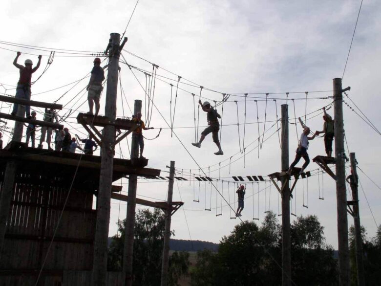 Hochseilgarten bei Schlitz – Gruppe auf Kletterparcours