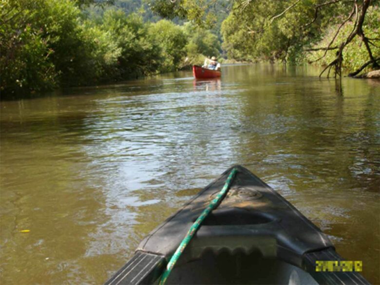 Kanufahren auf der Fulda – Blick vom Bug flussabwärts