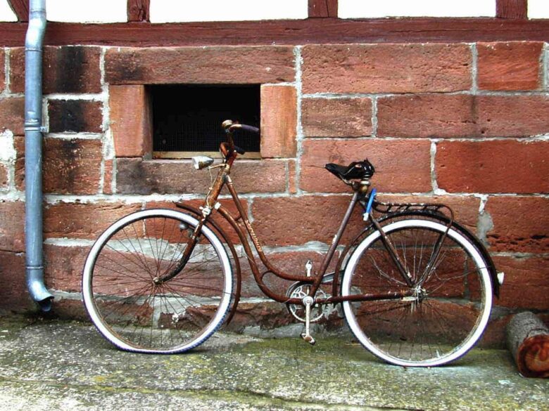 Radfahren rund um Schlitz – altes Fahrrad an Sandsteinmauer