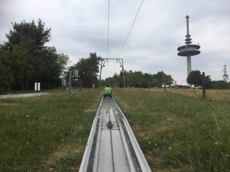 Bergauffahrt auf der Sommerrodelbahn am Hoherodskopf, Fernmeldeturm rechts
