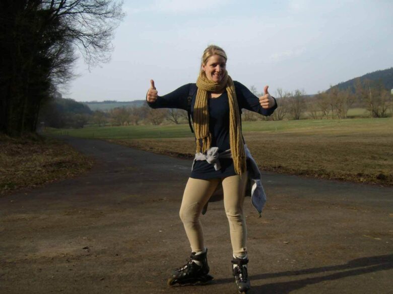 Wander- und Inlinerwege bei Schlitz – Frau auf Inlineskates mit Daumen hoch